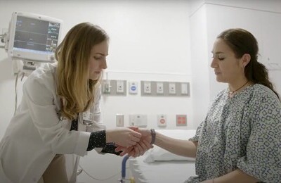 Кодирование Аквилонг в Ак-Довураке Врач держит пациентку за руку